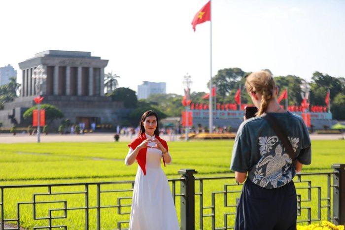 Với nhiều người dân lưu lại khoảnh khắc tại Quảng trường Ba đình trong ngày Quốc khánh có một ý nghĩa đặc biệt. Ảnh: Khánh Hoà - TTXVN