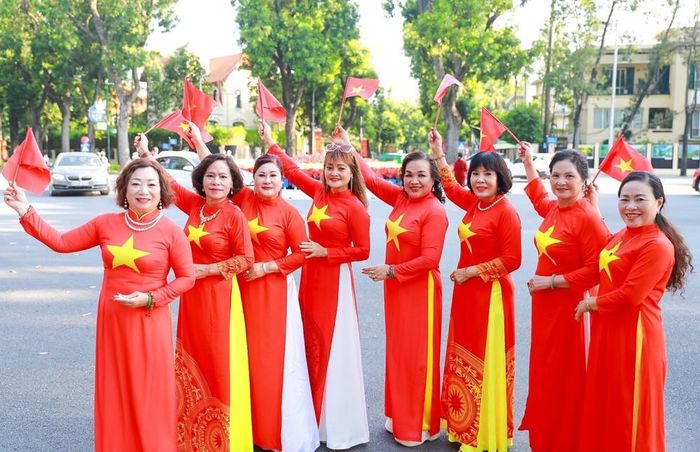 Sắc đỏ của quốc kỳ nổi bật trong nhiều khung hình trong ngày Quốc khánh. Ảnh: Khánh Hoà - TTXVN