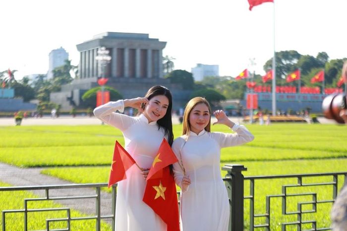 Với nhiều người dân lưu lại khoảnh khắc tại Quảng trường Ba đình trong ngày Quốc khánh có một ý nghĩa đặc biệt. Ảnh: Khánh Hoà - TTXVN