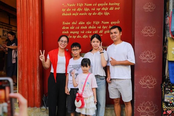 Một gia đình chụp ảnh lưu giữ kỷ niệm tại số nhà 48 Hàng Ngang. Ảnh: Khánh Hoà – TTXVN