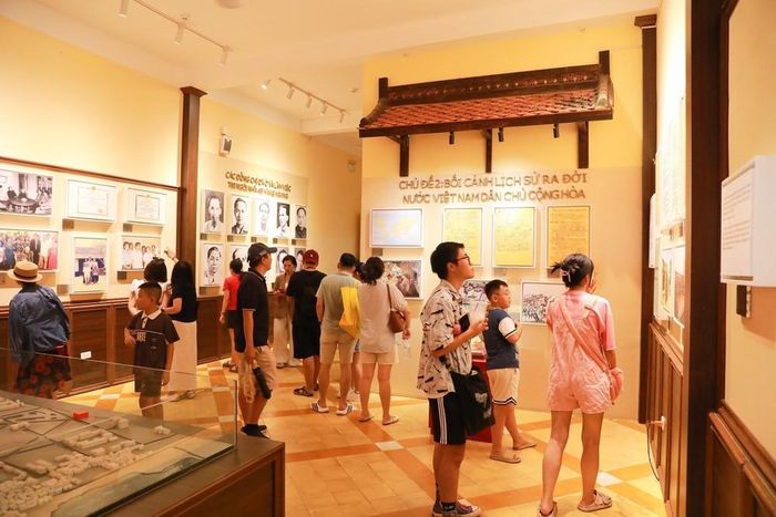 Trong ngày Quốc khánh, Nhà số 48 phố Hàng Ngang trở thành một trong những địa chỉ lịch sử thu hút đông đảo người dân và du khách. Ảnh: Khánh Hoà – TTXVN