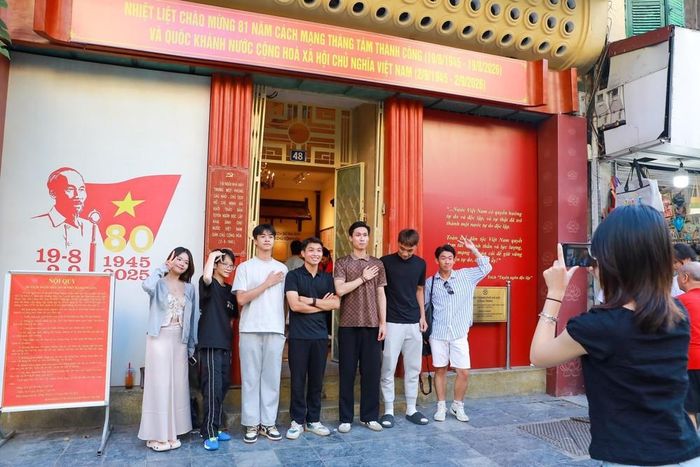Không chỉ là điểm tham quan, 48 Hàng Ngang còn là địa chỉ giáo dục truyền thống, giúp thế hệ trẻ hiểu hơn về những ngày tháng chuẩn bị cho sự kiện trọng đại của dân tộc. Ảnh: Khánh Hoà – TTXVN