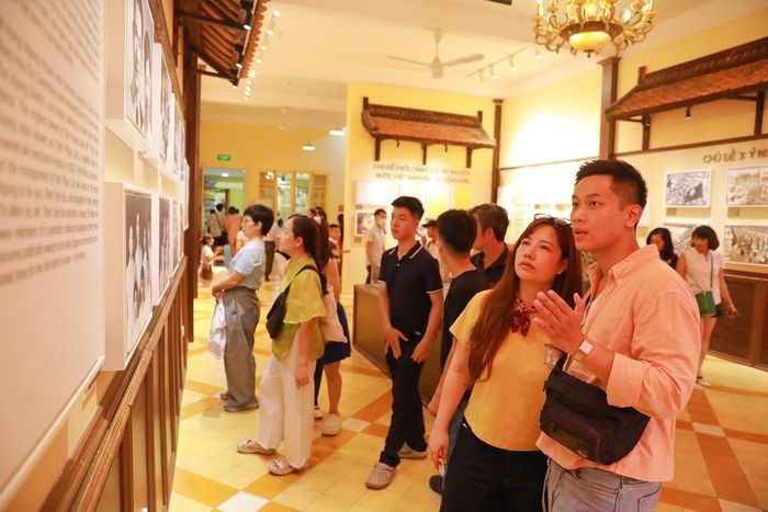 Trong ngày Quốc khánh, Nhà số 48 phố Hàng Ngang trở thành một trong những địa chỉ lịch sử thu hút đông đảo người dân và du khách. Ảnh: Khánh Hoà – TTXVN