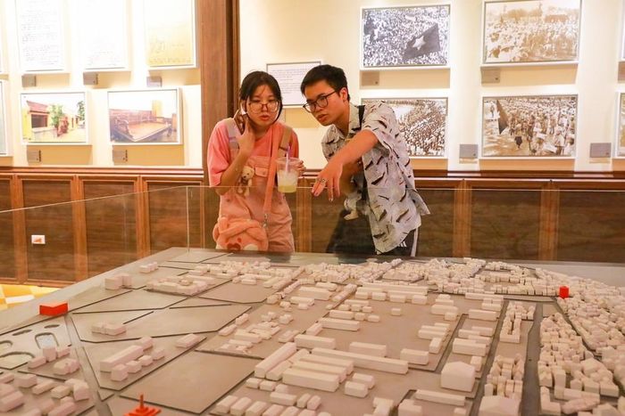 Khách tham quan tìm hiểu thông tin về các hiện vật và câu chuyện lịch sử được giới thiệu tại di tích. Ảnh: Khánh Hoà – TTXVN