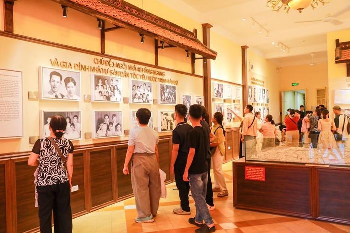 Trong ngày Quốc khánh, Nhà số 48 phố Hàng Ngang trở thành một trong những địa chỉ lịch sử thu hút đông đảo người dân và du khách. Ảnh: Khánh Hoà – TTXVN