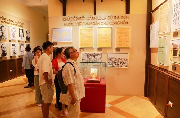 Khách tham quan tìm hiểu thông tin về các hiện vật và câu chuyện lịch sử được giới thiệu tại di tích. Ảnh: Khánh Hoà – TTXVN