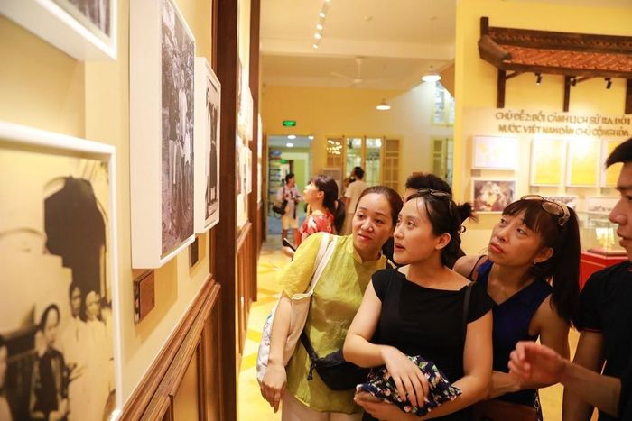 Trong ngày Quốc khánh, Nhà số 48 phố Hàng Ngang trở thành một trong những địa chỉ lịch sử thu hút đông đảo người dân và du khách. Ảnh: Khánh Hoà – TTXVN