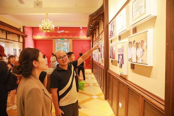 Trong ngày Quốc khánh, Nhà số 48 phố Hàng Ngang trở thành một trong những địa chỉ lịch sử thu hút đông đảo người dân và du khách. Ảnh: Khánh Hoà – TTXVN