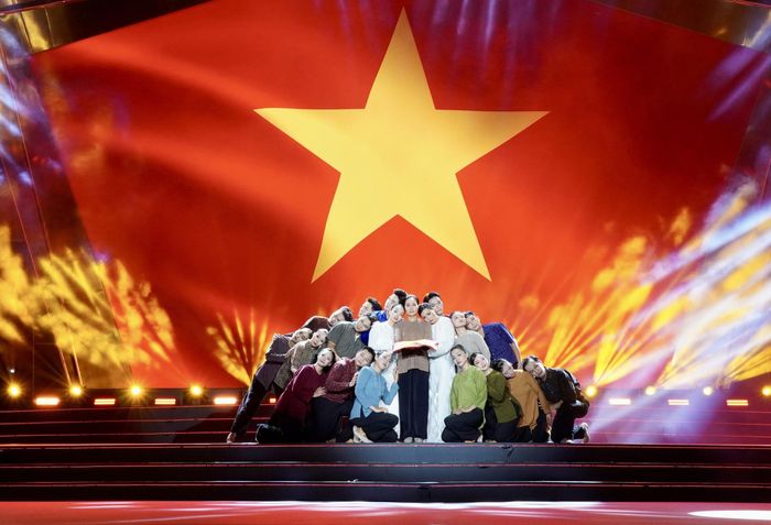 Chương trình được xây dựng thành một hành trình nghệ thuật nối quá khứ với hiện tại và tương lai. Ảnh: Trung Tuyến - TTXVN
