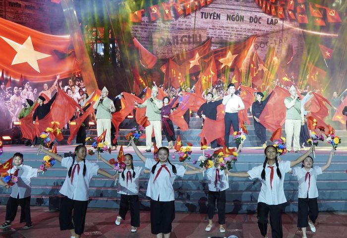 Phần cuối chương trình hướng về tương lai với thông điệp “Chúng tôi là người Việt Nam”. Ảnh: Trung Tuyến - TTXVN