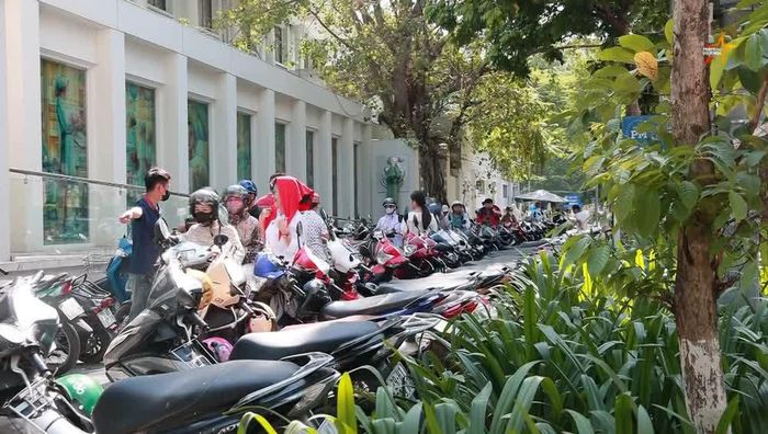 Điểm trông xe gần di tích Nhà tù Hỏa Lò