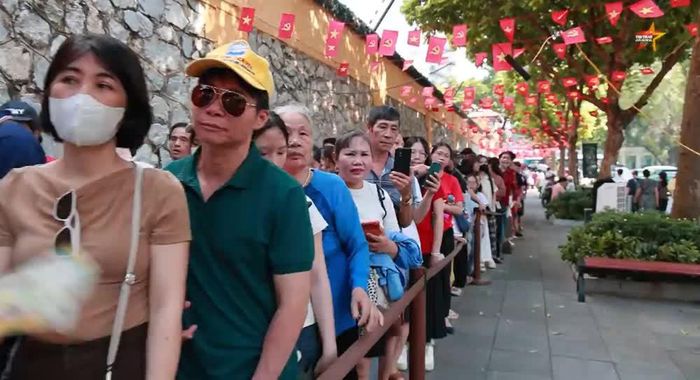 Lượng khách đổ về đông, các điểm gửi xe tại Hà Nội quá tải