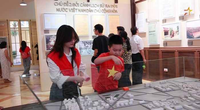 Nơi đây còn giúp du khách hiểu thêm về lịch sử của chính ngôi nhà, về gia đình thương gia Trịnh Văn Bô - Hoàng Thị Minh Hồ, những người đã dành ngôi nhà của mình cho cách mạng trong những ngày tháng đặc biệt của đất nước.