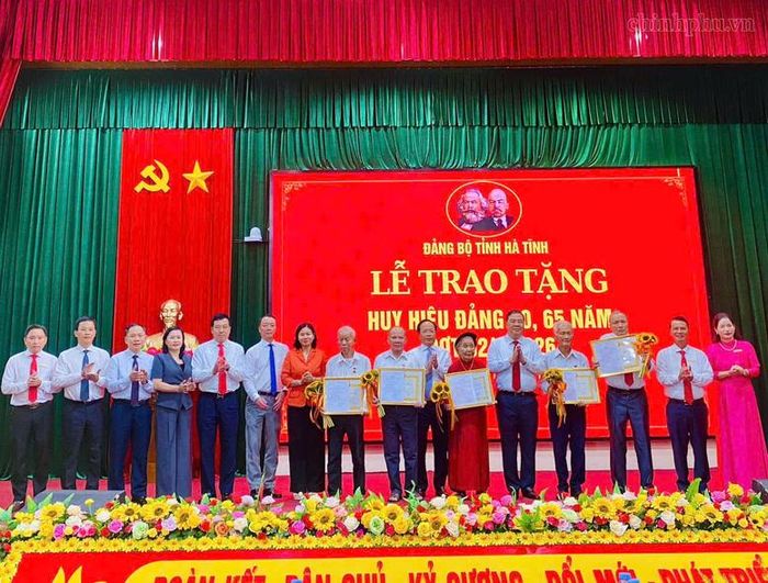 Phó Thủ tướng Thường trực Phạm Gia Túc chụp ảnh lưu niệm tại lễ trao Huy hiệu Đảng - Ảnh: chinhphu.vn/Nguyễn Hoàng