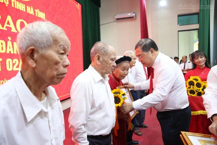 Phó Thủ tướng Thường trực Phạm Gia Túc trao Huy hiệu Đảng tặng các đảng viên lão thành tại Hà Tĩnh - Ảnh: chinhphu.vn/Nguyễn Hoàng