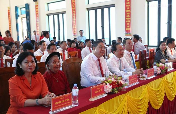Phó Thủ tướng Thường trực Phạm Gia Túc cùng các đại biểu tại lễ trao Huy hiệu Đảng - Ảnh: chinhphu.vn/Nguyễn Hoàng