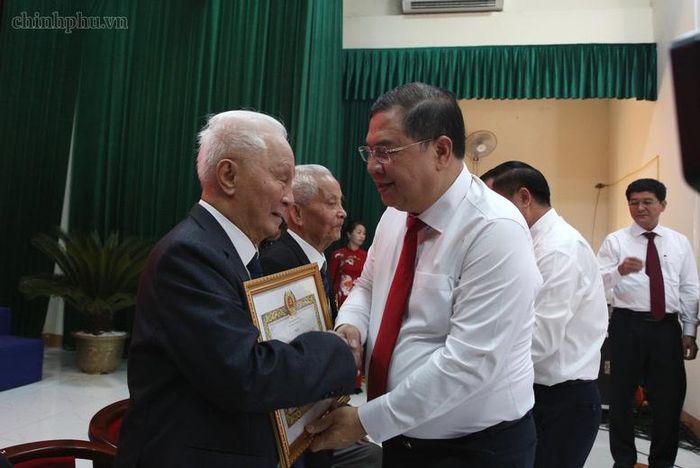 Phó Thủ tướng Thường trực Chính phủ Phạm Gia Túc trao Huy hiệu Đảng tặng các đồng chí đảng viên lão thành của Đảng bộ xã Kim Liên, tỉnh Nghệ An - Ảnh: chinhphu.vn/Nguyễn Hoàng