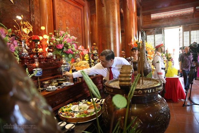 Phó Thủ tướng Thường trực Chính phủ Phạm Gia Túc dâng hương, dâng hoa, tưởng niệm Chủ tịch Hồ Chí Minh tại Khu di tích quốc gia đặc biệt Kim Liên - Ảnh: chinhphu.vn/Nguyễn Hoàng