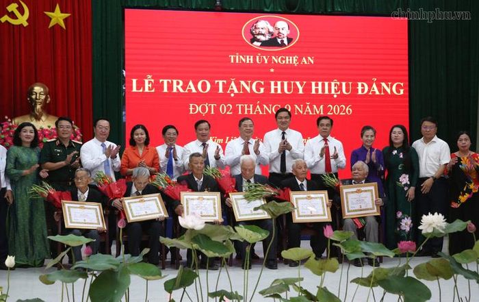 Phó Thủ tướng Thường trực Phạm Gia Túc cùng các đại biểu và các đảng viên lão thành tại lễ trao Huy hiệu Đảng- Ảnh: chinhphu.vn/Nguyễn Hoàng