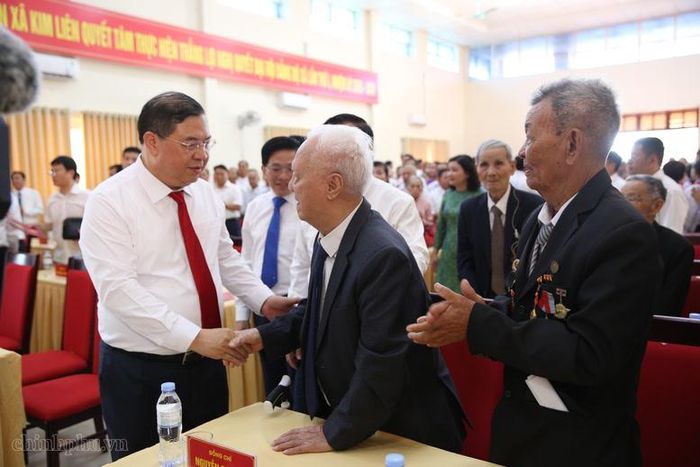 Đồng chí Phạm Gia Túc, Ủy viên Bộ Chính trị, Phó Thủ tướng Thường trực Chính phủ đến dự lễ trao tặng Huy hiệu 80 năm, 70 năm và 65 năm tuổi Đảng đợt 2/9/2026 cho các đồng chí đảng viên lão thành của Đảng bộ xã Kim Liên, tỉnh Nghệ An - Ảnh: chinhphu.vn/Nguyễn Hoàng