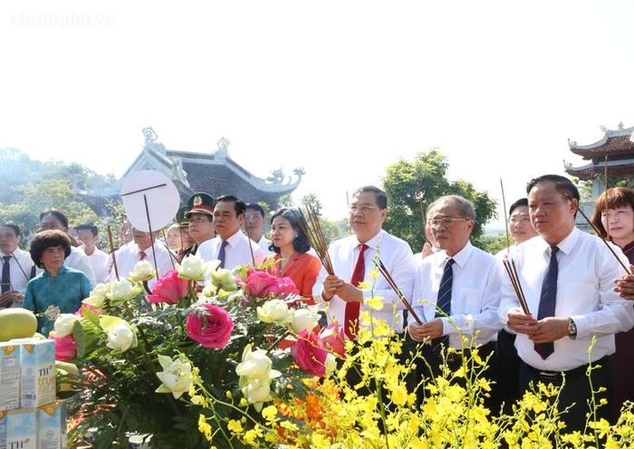 Phó Thủ tướng Thường trực Chính phủ Phạm Gia Túc và các đại biểu dâng hương, dâng hoa, tưởng niệm Chủ tịch Hồ Chí Minh tại Đền Chung Sơn - Ảnh: chinhphu.vn/Nguyễn Hoàng