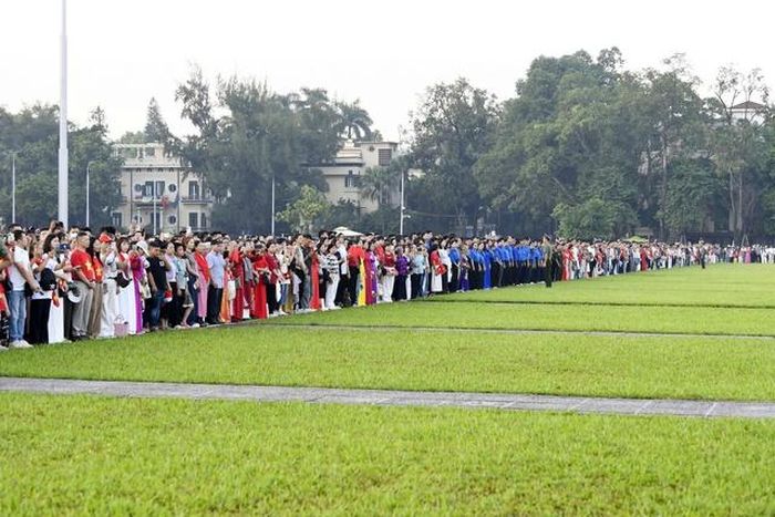 Dòng người nối dài quanh Quảng trường Ba Đình. Tất cả cùng chờ đợi khoảnh khắc lá cờ đỏ sao vàng tung bay giữa Thủ đô. Ảnh: chinhphu.vn