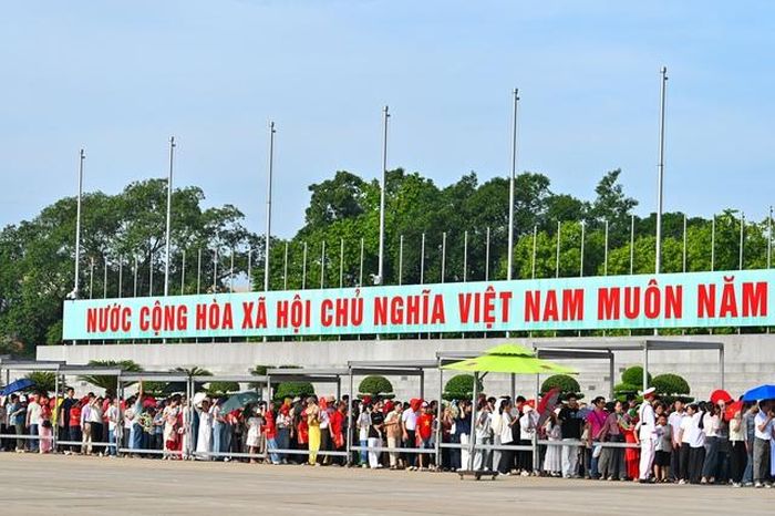 Người dân xếp hàng nối dài bên Quảng trường Ba Đình trong sáng Quốc khánh. Ảnh: chinhphu.vn