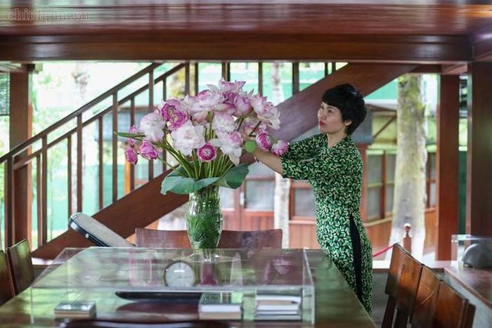 Những bình hoa được chăm chút trong căn nhà đơn sơ, nơi mỗi đồ vật đều gợi nhắc về phong cách sống thanh bạch và gần gũi của Bác. Ảnh: chinhphu.vn