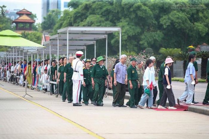 Trong dòng người vào Lăng có các cựu chiến binh, người cao tuổi, những gia đình và nhiều bạn trẻ từ khắp mọi miền. Ảnh: chinhphu.vn