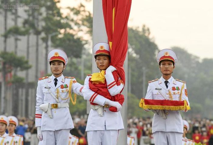 Khoảnh khắc trước khi lá cờ được kéo lên đỉnh cột cờ Quảng trường Ba Đình. Ảnh: chinhphu.vn