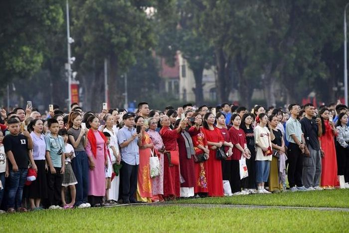 Trên Quảng trường lịch sử, nhiều thế hệ cùng đứng trang nghiêm, dõi theo nghi lễ thiêng liêng của ngày Quốc khánh. Ảnh: chinhphu.vn