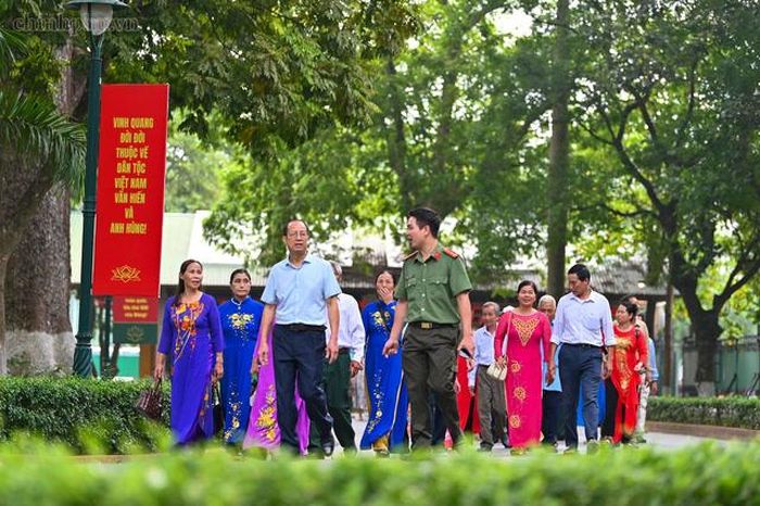 Mỗi người đến đây có thể từ nhiều nơi trên mọi miền Tổ quốc, nhưng đều gặp nhau ở tình cảm kính yêu dành cho Bác. Ảnh: chinhphu.vn
