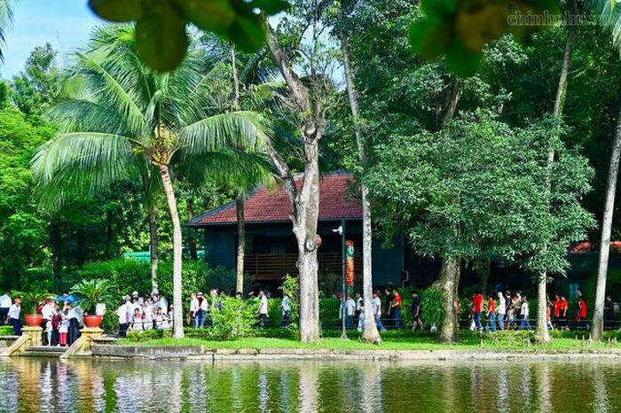 Nhà sàn Bác Hồ bình dị bên hàng cây, mặt nước và dòng người đến thăm. Giữa lòng Thủ đô, nơi đây vẫn là điểm trở về đầy xúc động của các thế hệ người Việt Nam. Ảnh: chinhphu.vn