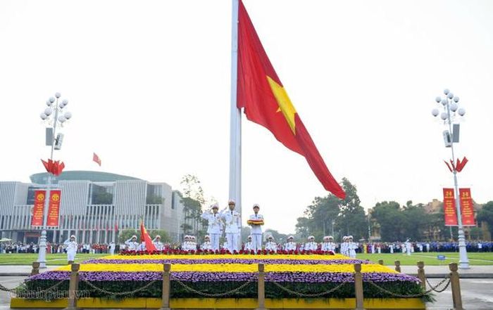 Quốc kỳ tung bay giữa Quảng trường Ba Đình, nơi Chủ tịch Hồ Chí Minh đọc Tuyên ngôn Độc lập ngày 2/9/1945, khai sinh nước Việt Nam Dân chủ Cộng hòa. Ảnh: chinhphu.vn
