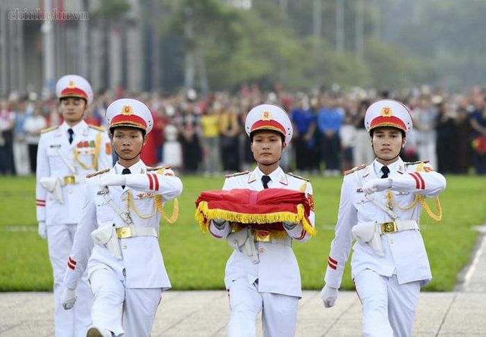 Quốc kỳ được nâng niu trong suốt quá trình thực hiện nghi lễ. Mỗi động tác đều thể hiện sự trang trọng đối với biểu tượng thiêng liêng của Tổ quốc. Ảnh: chinhphu.vn