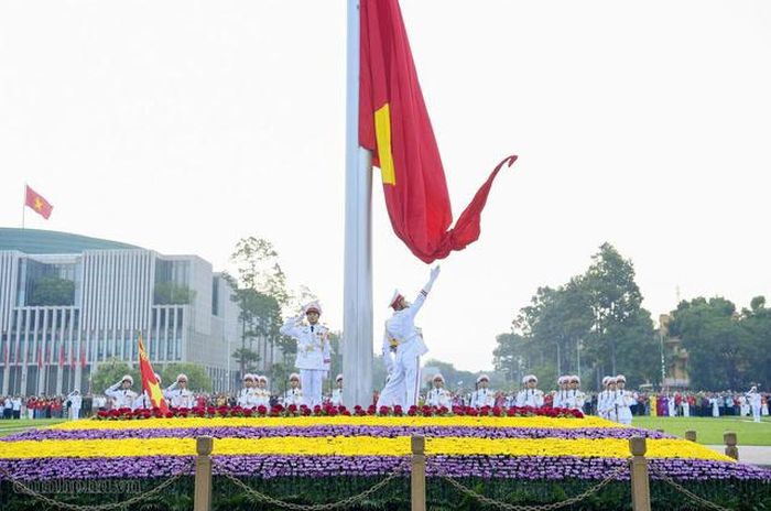 Trong tiếng Quốc ca, lá cờ đỏ sao vàng được kéo lên, hòa cùng ánh mắt trang nghiêm của người dân có mặt tại Quảng trường. Ảnh: chinhphu.vn