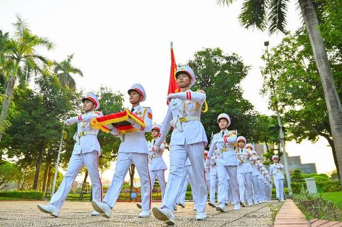 Đội tiêu binh rước Quốc kỳ tiến vào Quảng trường trong đội hình trang nghiêm. Ảnh: chinhphu.vn