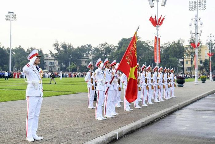Đội hình đứng trang nghiêm trước thời khắc Quốc kỳ tung bay trên Quảng trường lịch sử. Ảnh: chinhphu.vn