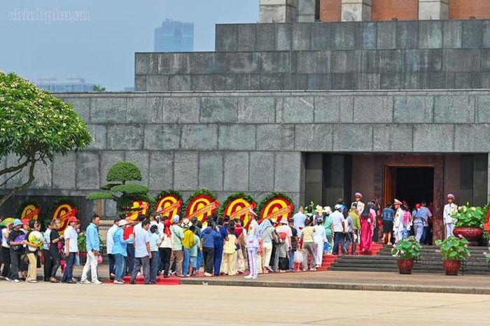 Dòng người tiến vào Lăng, thể hiện lòng thành kính và biết ơn đối với Chủ tịch Hồ Chí Minh. Ảnh: chinhphu.vn