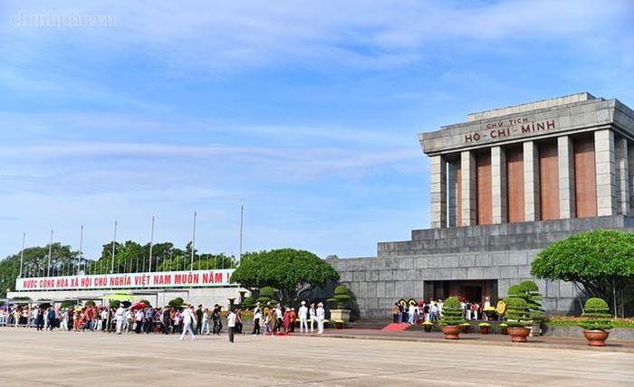 Sau nghi lễ, dòng người tiếp tục hướng về Lăng Chủ tịch Hồ Chí Minh để vào viếng Bác. Ảnh: chinhphu.vn