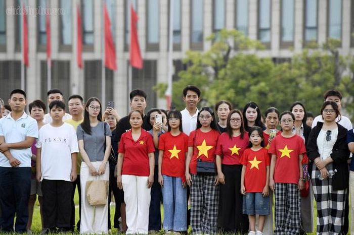 Những chiếc áo mang màu cờ Tổ quốc làm sáng bừng không khí buổi sớm. Với nhiều người trẻ, đến Ba Đình trong ngày 2/9 là một cách thể hiện tình yêu nước giản dị mà sâu sắc. Ảnh: chinhphu.vn
