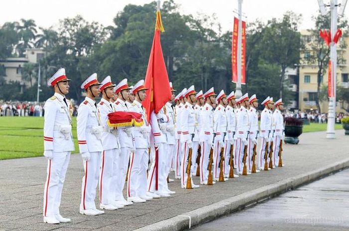 Đội tiêu binh vào vị trí, sẵn sàng thực hiện nghi thức thượng cờ. Ảnh: chinhphu.vn