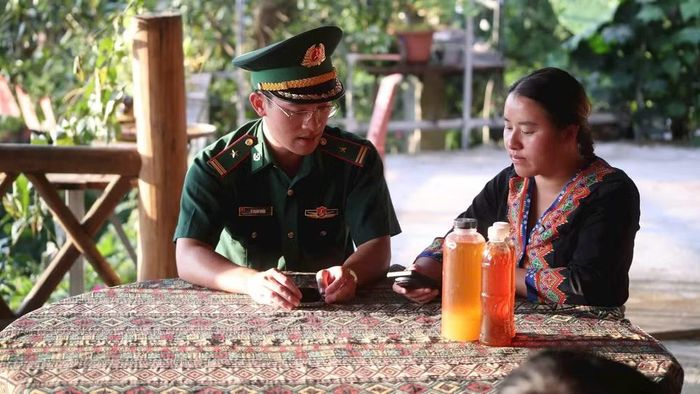 Bộ đội biên phòng tỉnh Lai Châu hướng dẫn bà con sử dụng hòm thư điện tử tiếp nhận tin báo, tố giác tội phạm ẩn danh. (Ảnh: Vũ Tiến Dũng)
