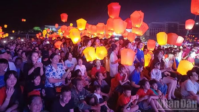 Hàng vạn khán giả đã đến, hòa mình trong không khí sôi động, hùng tráng của chương trình. (Ảnh: MINH TUẤN)