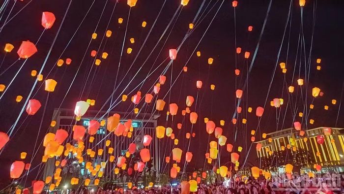 3.300 chiếc đèn trời đã tô điểm rực rỡ không gian diễn ra chương trình. (Ảnh: MINH TUẤN)