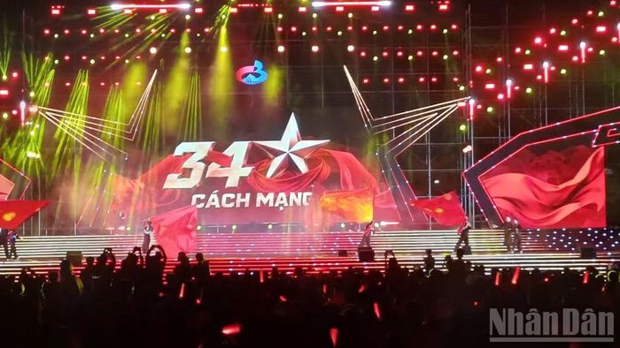 Chương trình trình diễn nhiều ca khúc cách mạng, mang đậm bản sắc văn hóa dân tộc. (Ảnh: MINH TUẤN)