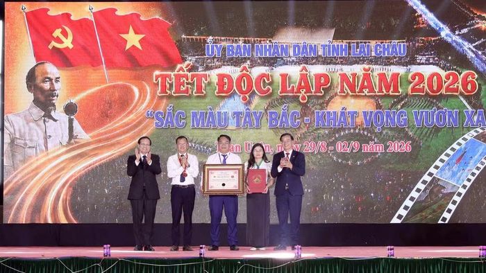 Trao chứng nhận xác lập kỷ lục Việt Nam đối với vòng đại xòe đoàn kết tại Tết Độc lập ở xã Than Uyên. (Ảnh: Trần Tuấn)