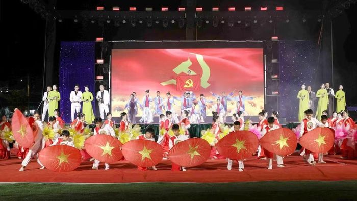 Chương trình nghệ thuật chào mừng Tết Độc lập ở Than Uyên (Ảnh: Trần Tuấn)