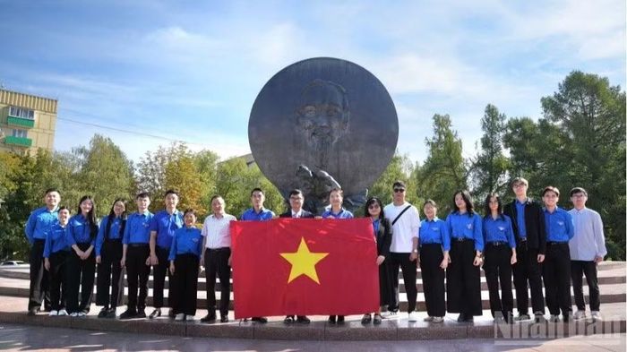 Thế hệ thanh niên Việt Nam tại Xứ sở Bạch dương nguyện không ngừng học tập và làm theo tư tưởng, đạo đức, phong cách Hồ Chí Minh.