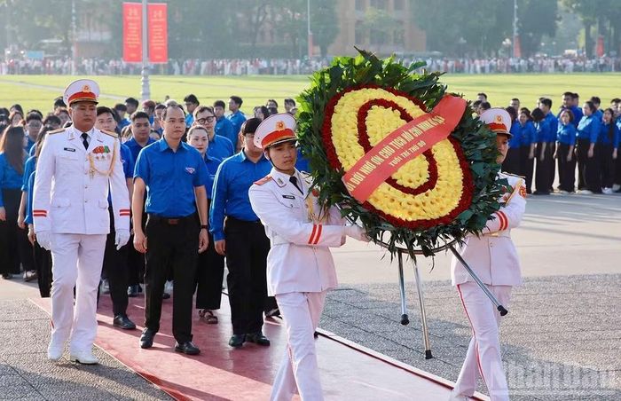 Đoàn đại biểu thanh niên ưu tú vào Lăng viếng Chủ tịch Hồ Chí Minh. (Ảnh: TÙNG MAI)